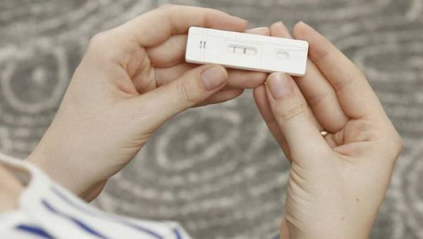 Czy jesteś w ciąży? Sprawdź, jak i kiedy zrobić test ciążowy? Po ilu dniach wyniki są wiarygodne?
