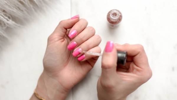 Paznokcie na kwarantannie 2020. Inspiracje wprost z Instagrama – wystarczy, że wpiszesz #quarantinenails