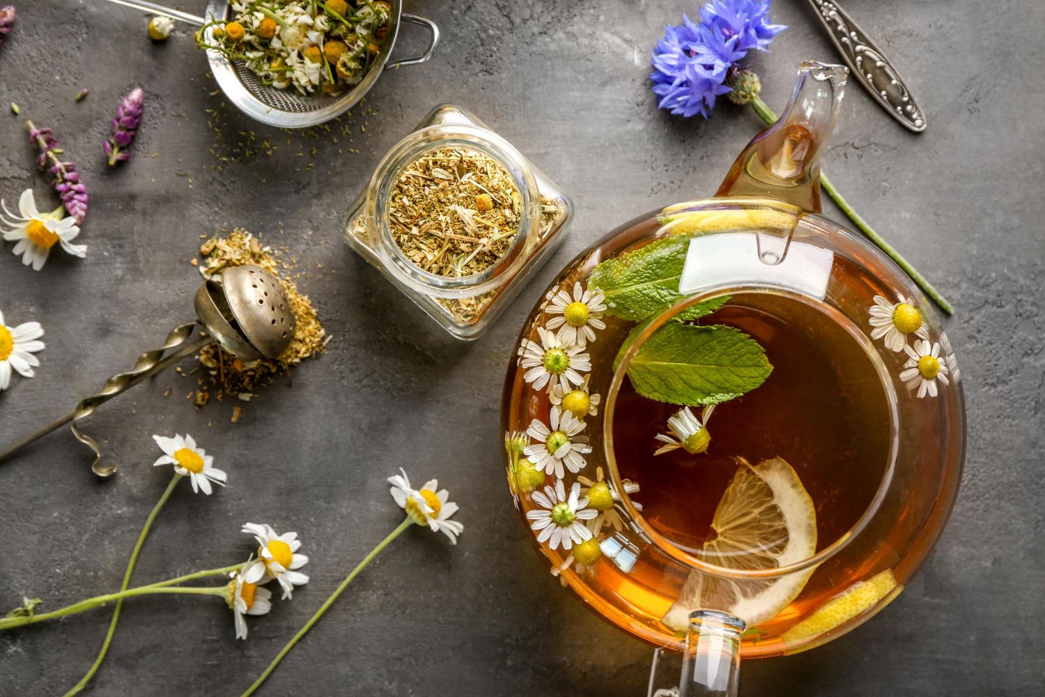 suszone liście i zioła do przygotowania domowej herbatki