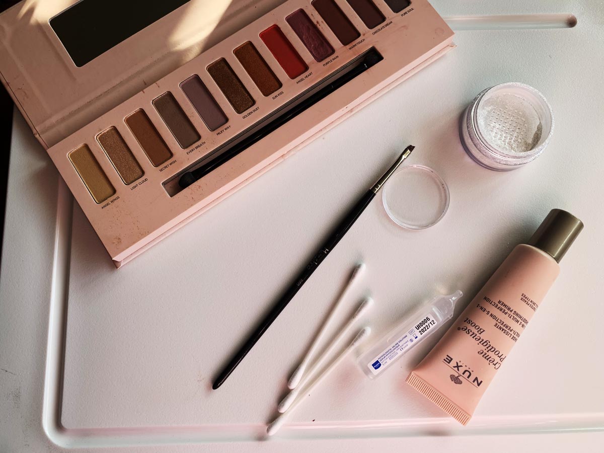 Jak zrobić eyeliner samodzielnie z cienia do powiek KobietaMag.pl