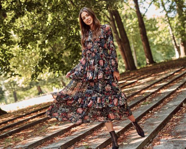 długa suknia falbany