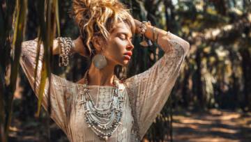 Sukienka boho – czym się wyróżnia, jak ją nosić i gdzie kupić tę najładniejszą?