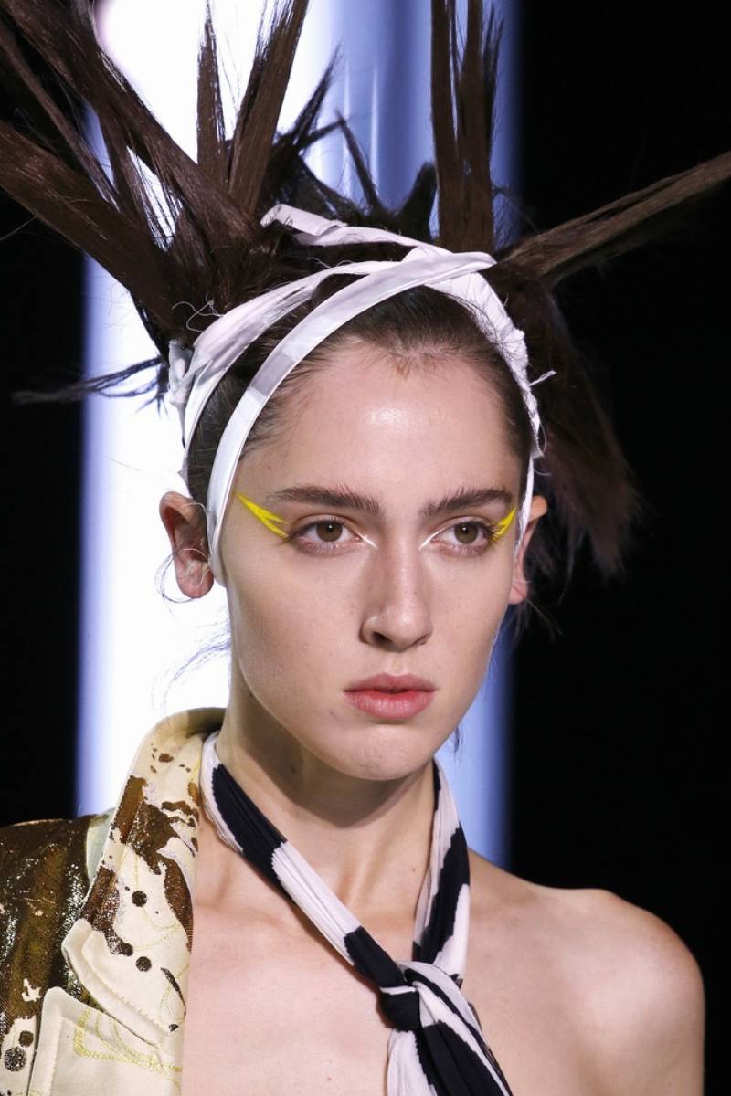 Jak zrobić eyeliner samodzielnie z cienia do powiek KobietaMag.pl