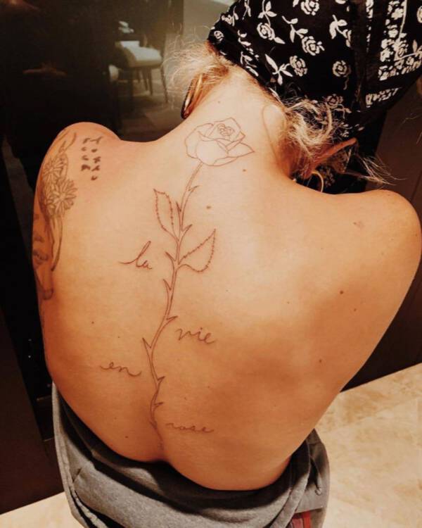 tatuaż Lady Gagi na plecach wzdłuż kręgosłupa