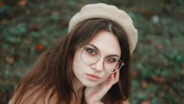 Jak nosić beret? Pomysły na modne stylizacje, dzięki którym poczujesz się jak „Emily w Paryżu”!