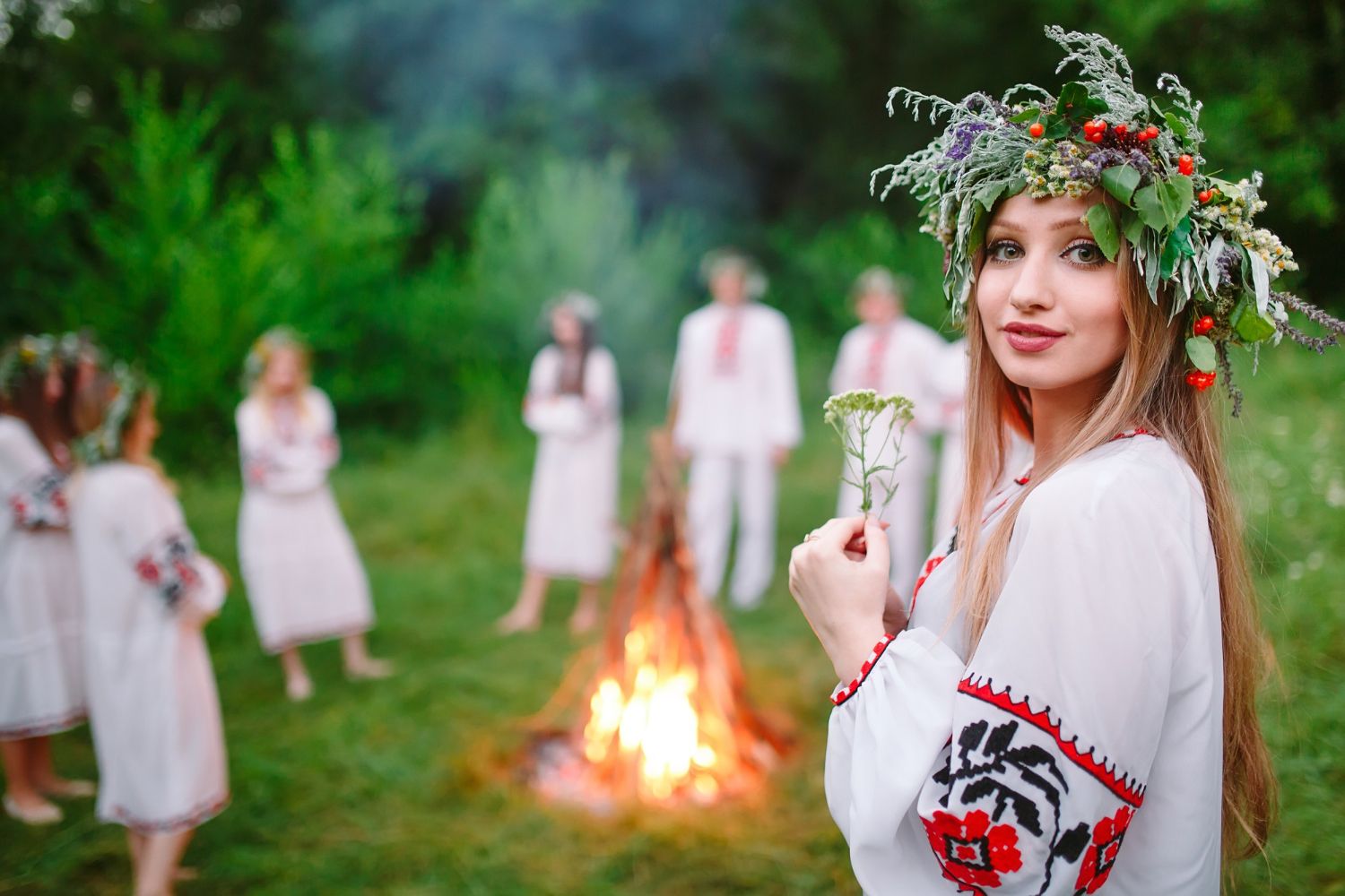 Portret pięknej dziewczyny w słowiańskich ubraniach