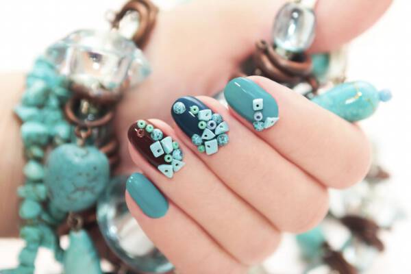 paznokcie migdałki z koralikami 