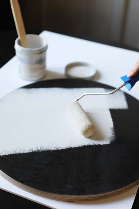 Czarno biały wzór na okrągły stolik kawowy instrukcja DIY malowanie na biało