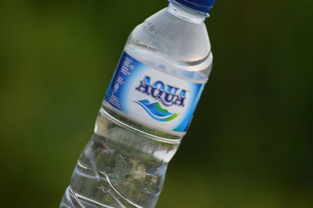 Mineralna czy źródlana – jak wybrać wodę do codziennego spożywania Mineralna czy źródlana – jak wybrać wodę do codziennego spożywania