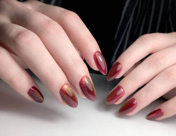 bordowe paznokcie migdałki
