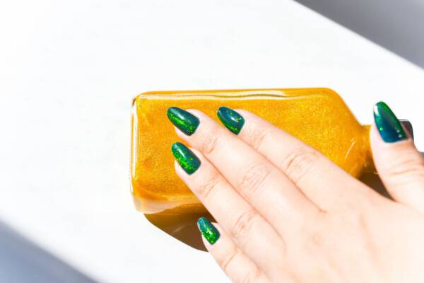 zielone paznokcie w kształcie migdałków