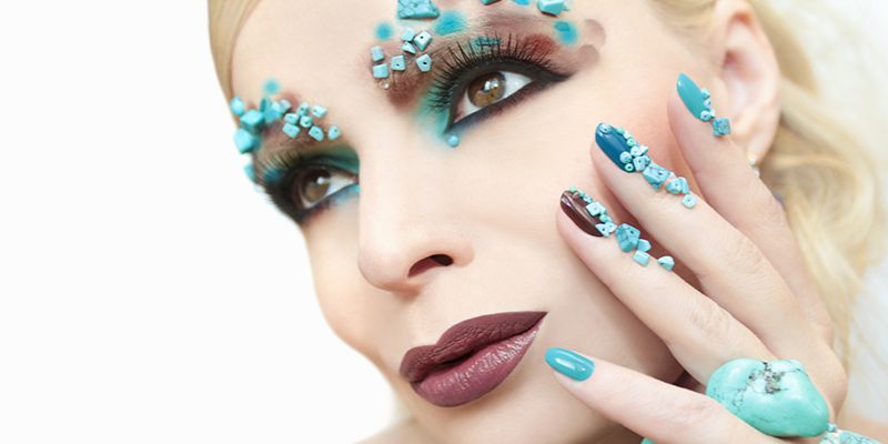 Paznokcie z koralikami niebieskimi