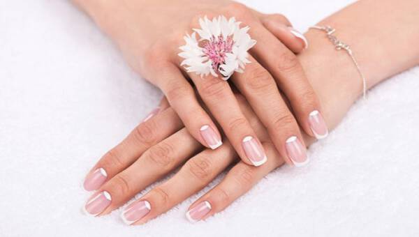 Double french manicure to klasyka w świeżej, wyrafinowanej odsłonie. Zobacz 10 inspirujących wzorków!