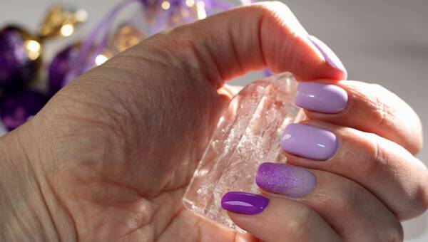 Liliowe paznokcie będą hitem tegorocznej wiosny. Najpiękniejsze inspiracje na manicure w kolorze kwitnącego bzu!