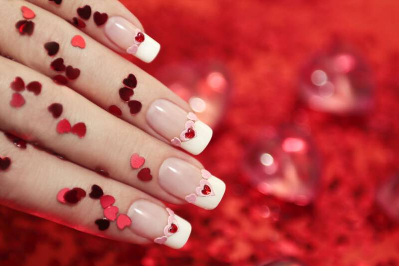 manicure z serduszkami