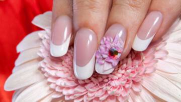 paznokcie z kwiatem jako wzorek