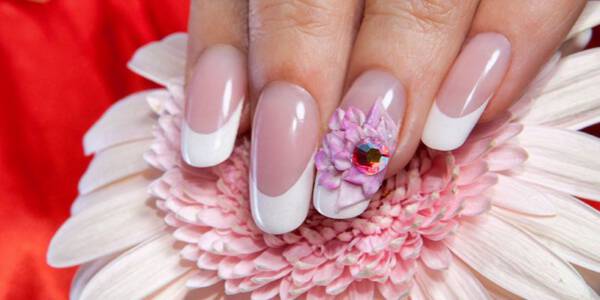 french mani w kształcie migdałków