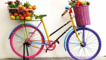 Warzywa i owoce w koszach rowerowych jako symbol dobrej kondycji fizycznej na wiosnę
