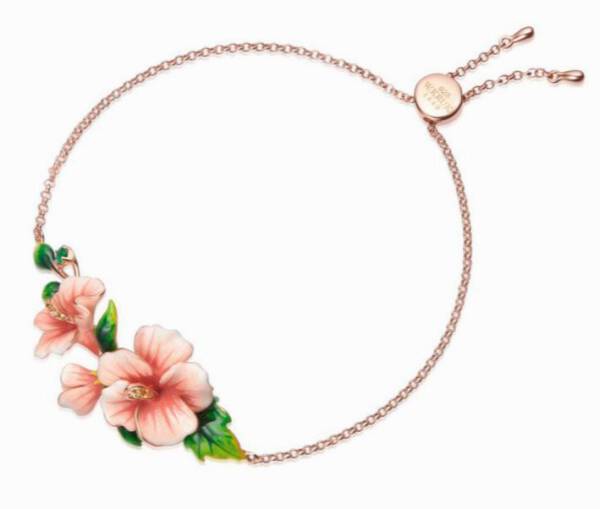 biżuteria z kwiatowym motywem