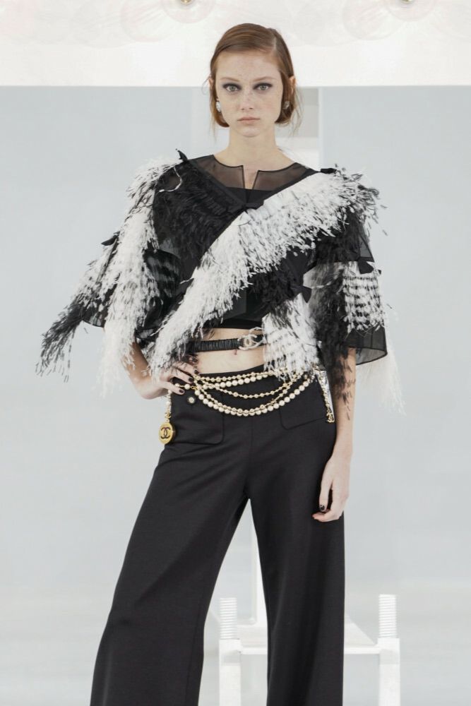 Warstwowe perły i masywny łańcuch – styl Coco Chanel w biżuterii na wybiegu