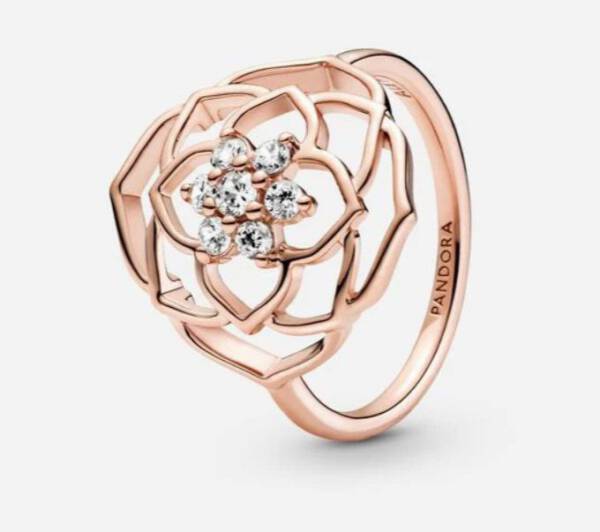 biżuteria z kwiatowym motywem