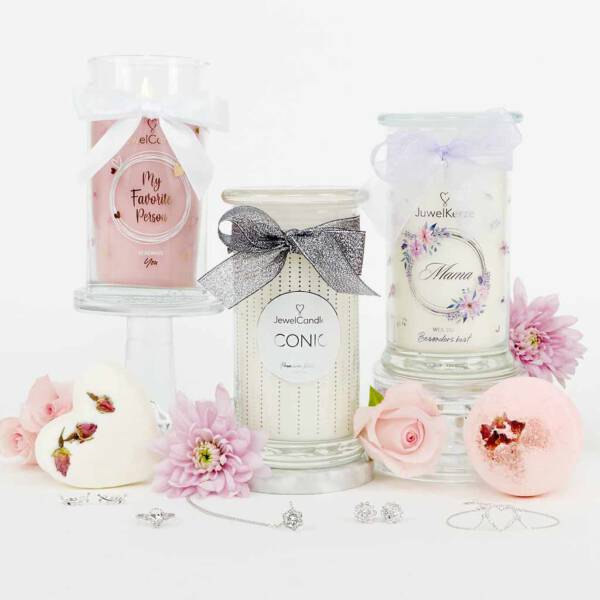Zniewalający zapach świecy, piękno detalu, biżuteria i niespodzianka -  czyli to co uwielbiają kobiety zapakowane w świecy JewelCandle 