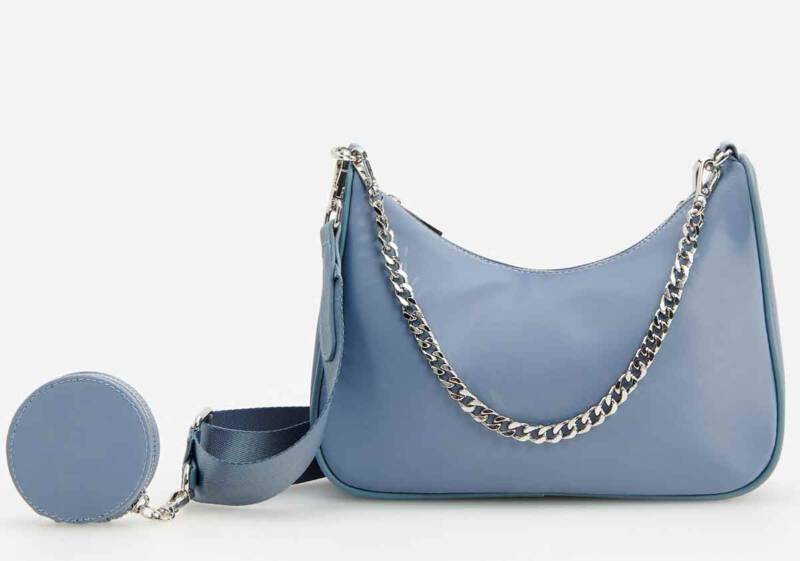 Małe torebki na ramię – jak Prada 2000