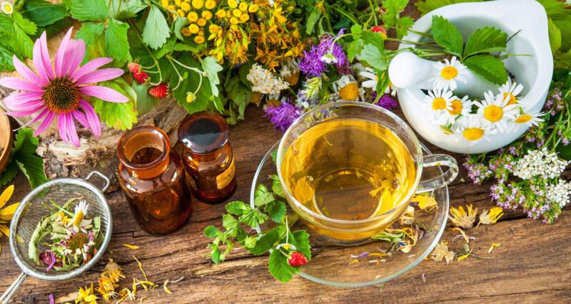 płatki kwiatów w herbatach