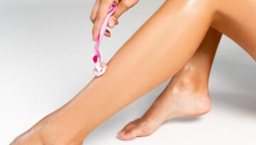 Czerwone kropki na nogach po goleniu, czyli „strawberry legs”. Jak się ich pozbyć?