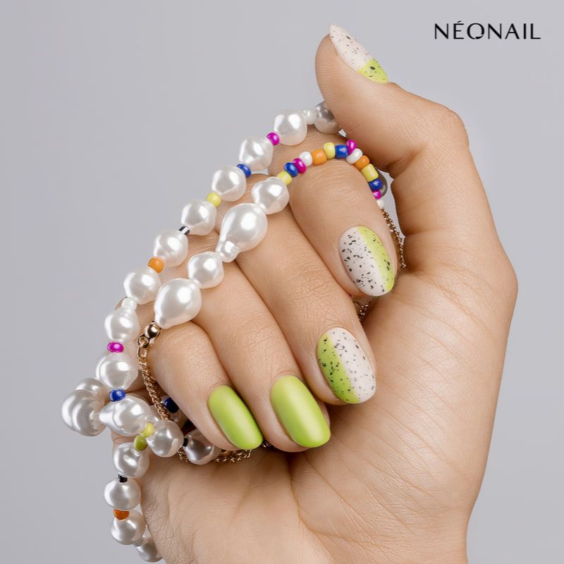 pistacjowe paznokcie