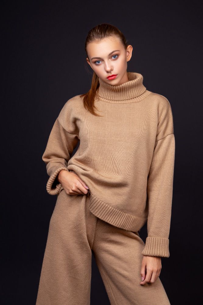 Sweter zimowy - Garderoba kapsułowa na jesień