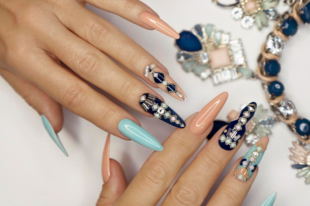 Kolorowe paznokcie stiletto z cyrkoniami – niebiesko-różowy manicure