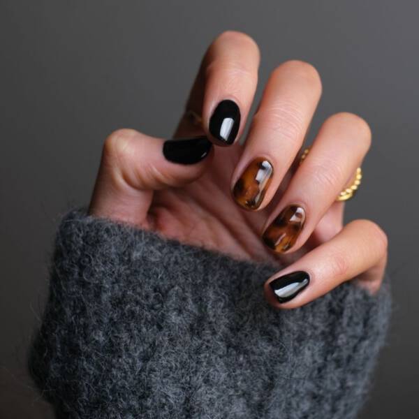 Paznokcie jesień zima 2021/22 brązowy manicure