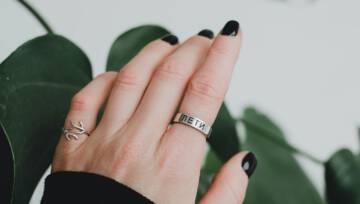 Jakie paznokcie do beżowej sukienki wybrać?