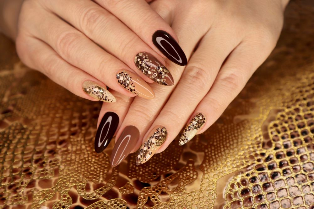 Paznokcie stiletto z wzorem zwierzęcym – modne zdobienia