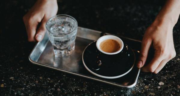 Rodzaje kaw - espresso podawane z wodą