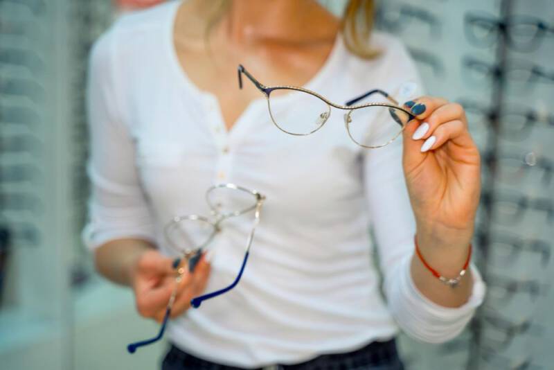 Tanie okulary korekcyjne – jak kupić, żeby nie żałować?