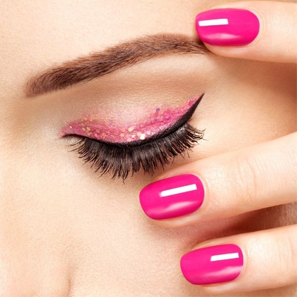 Modne paznokcie lato 2022 - cukierkowy róż