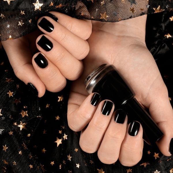 czarne paznokcie wiosna lato 2022