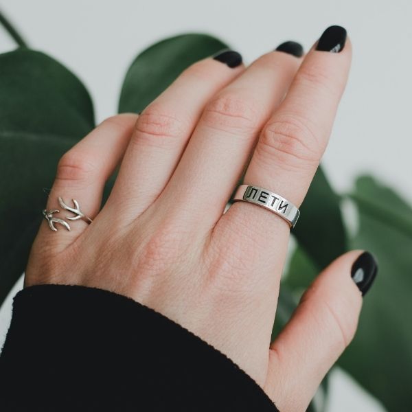 czarny manicure modne paznokcie 2022