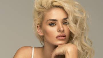 Trendy 2022: invisi lips, czyli „niewidzialne usta”. Szminka nude ponownie wraca do łask!
