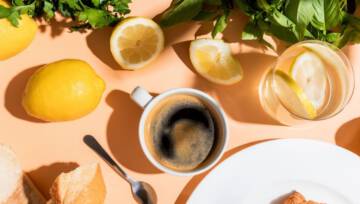 Kawa z cytryną na odchudzanie – jak działa? Czy rzeczywiście pomaga schudnąć? Sprawdź, na co pomaga to zaskakujące połączenie!