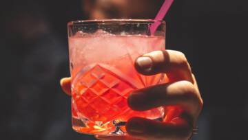 “Angel shot” – znasz tego drinka? Może uratować Ci życie! Zamów go, gdy grozi Ci niebezpieczeństwo