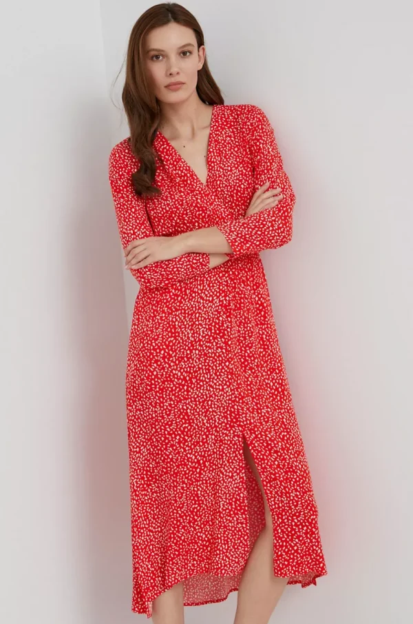 Czerwona sukienka w kropki na lato