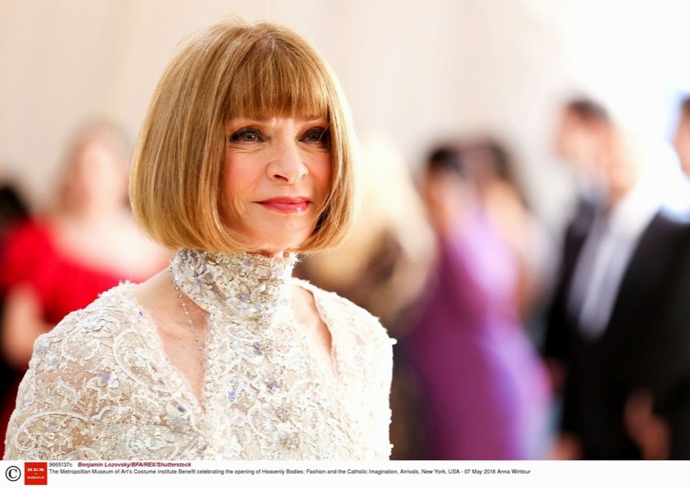 Fryzura Anny Wintour przedziałek na środku głowy