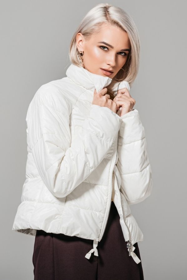 modne kurtki na wiosnę 2022 biała kurtka