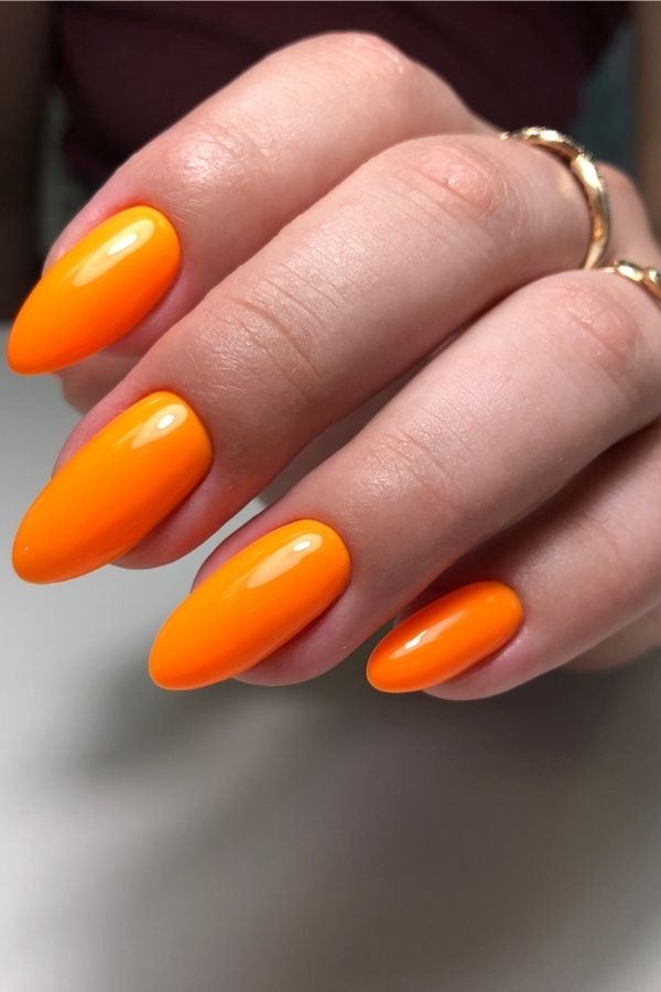 neonowe paznokcie pomarańczowe lato 2022