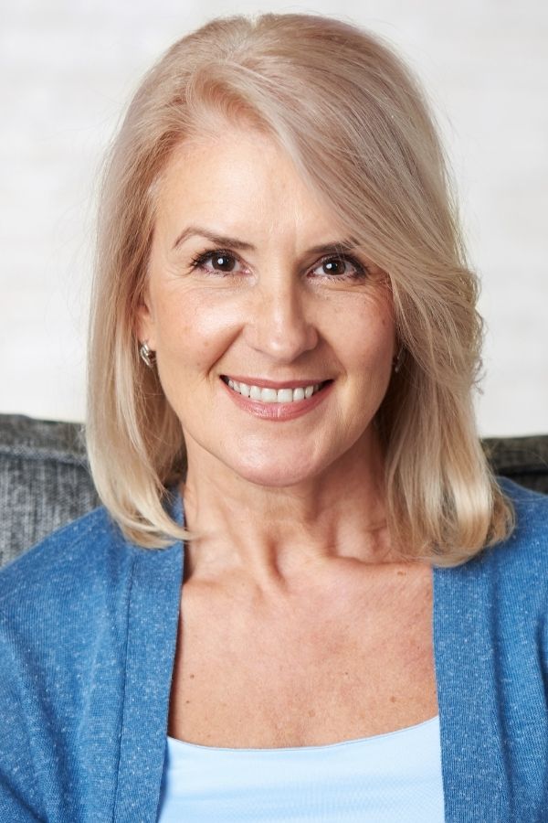 Long bob z grzywką na bok - krótkie fryzury po 50