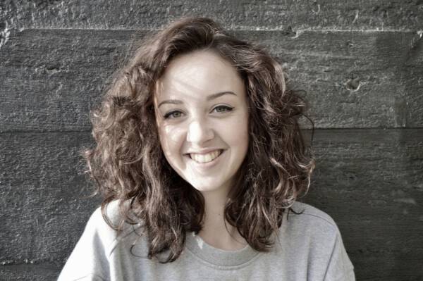 Modne fryzury półdługie damskie kręcone