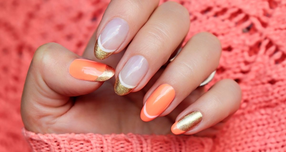 Pomarańczowe paznokcie ze złotym akcentem - lato 2022